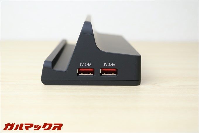 本体の右側面に急速充電器が備わっています。