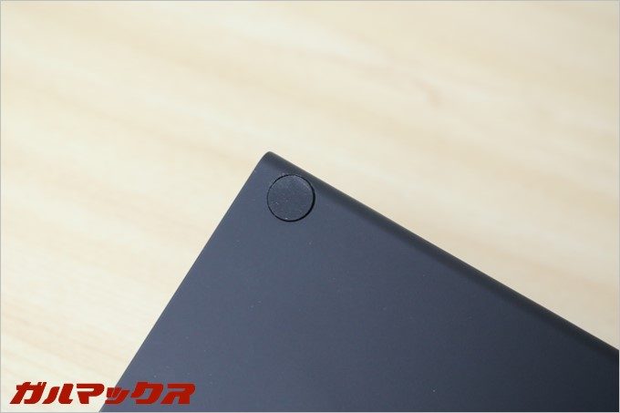 本体の裏にはゴム足が付いていますが、ホールド感は強くないです。