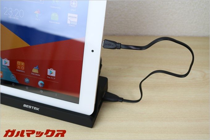 タブレットをスタンドに立てかけた状態で充電も可能です。