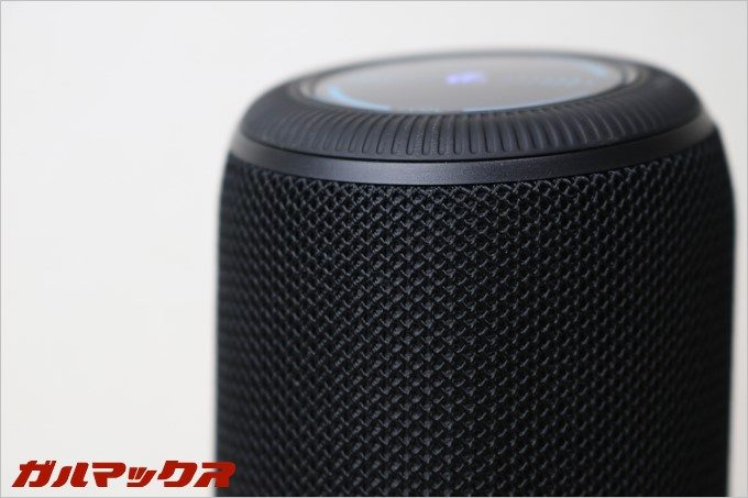 SoundPEATS「P4」はスピーカー部分が布巻きタイプで温かみあるさわり心地