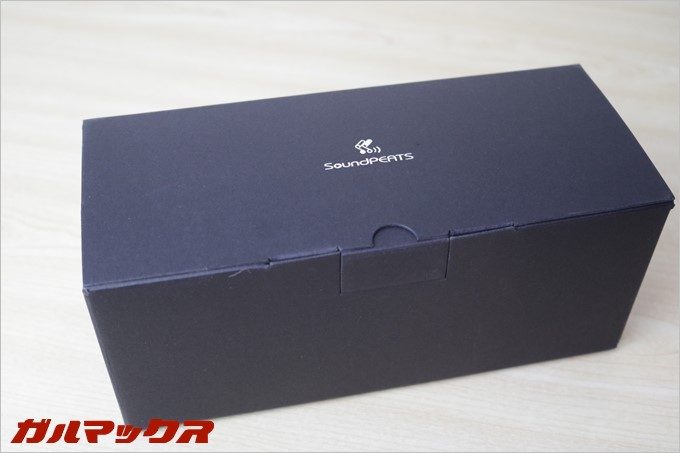 SoundPEATS「P4」の内箱は高級感の高いブラックボックス。