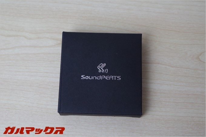 SoundPEATS「P4」のアクセサリーは専用の箱に入っています。