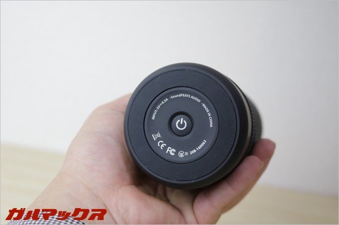 本体の電源ボタンは底面に備わっており、ペアリングモードなどの操作にも利用します。