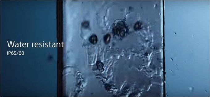 Xperia XZ PremiumはIP65 / IP68の防水防塵に対応しています。