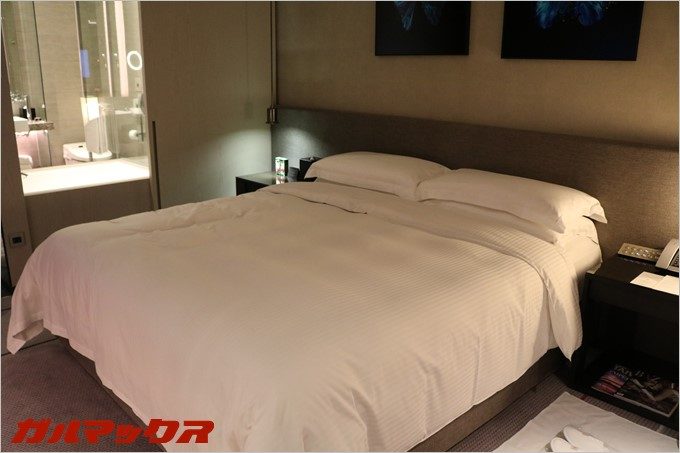 ハンブルハウス台北のベッドはシングル×2~となっており、僕はキングサイズのベッドが設置されている部屋でした。