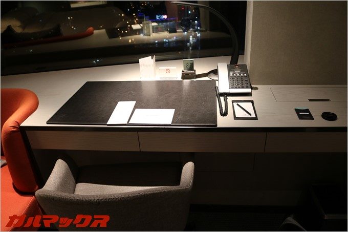 ハンブルハウス台北のデスクは広々しています。夜景を見ながらの仕事は捗ります。