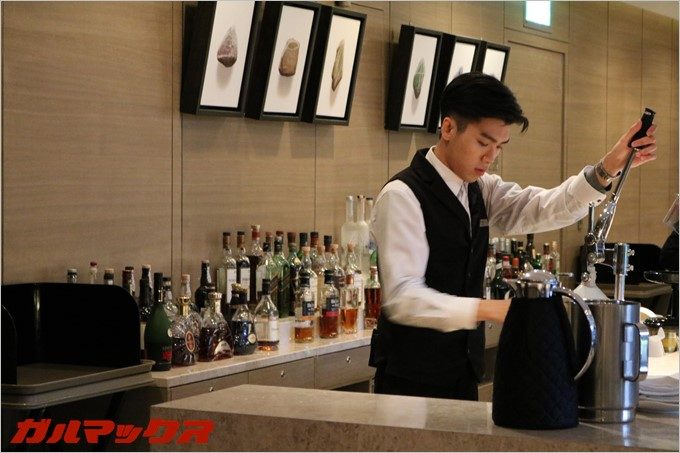 バーテンダーさんが出来たてのカクテルなどを提供してくれます。