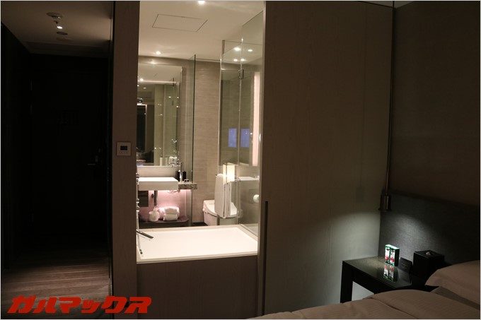 ハンブルハウス台北の浴槽はベッドルーム側からガラス張りで中が見えます。