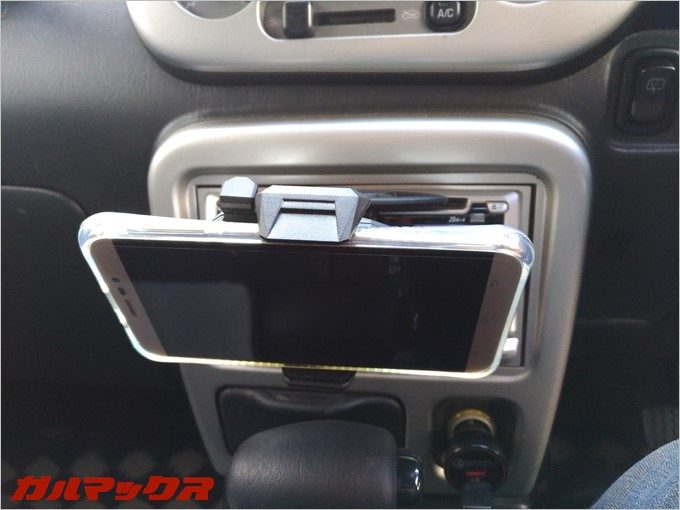 5.5インチのスマホにケースを付けても余裕で搭載可能