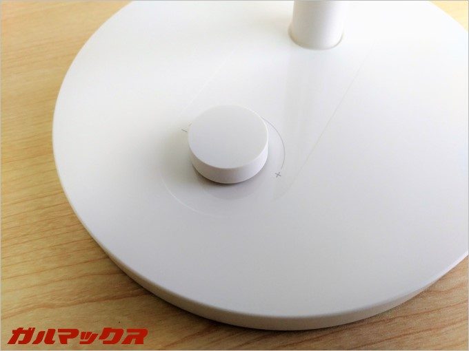 プッシュが可能な電源ボタン兼用ダイヤルが一つだけ付いてます。