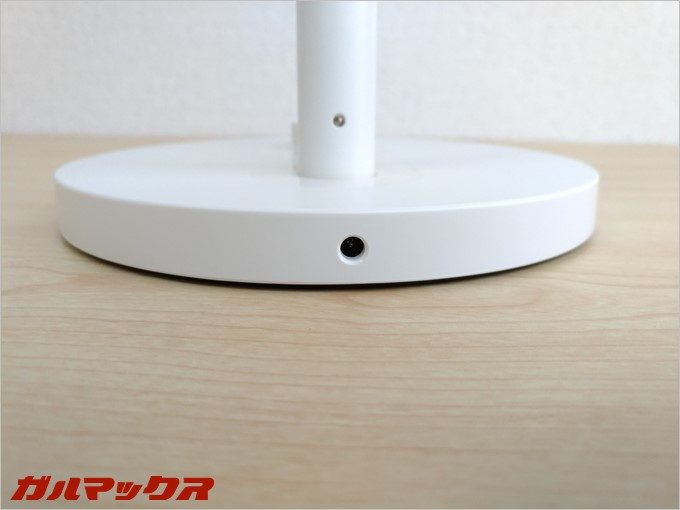 本体台座の裏側に電源コード差込口が付いてます