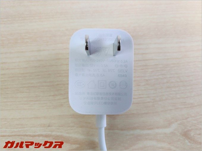 付属の電源ケーブルは日本でも問題なく利用可能な電源規格。