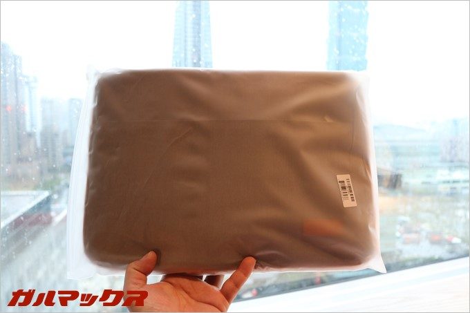 価格は安いですが、傷が付かないように保護ビニールで包まれています。