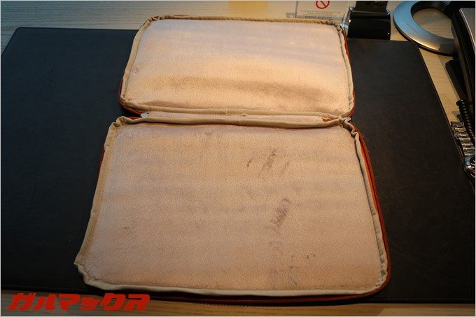 ファスナーは下部が開くタイプなので好みが分かれると思います。