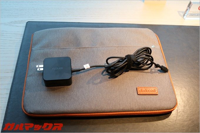 ZenBook3の充電器を放り込んでみます。