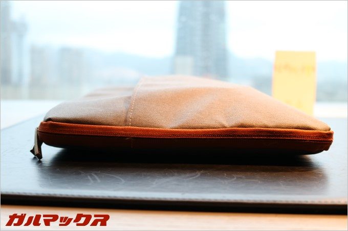 PC収納部とポケットが重なっているのでそれなりに厚みが出てきます。