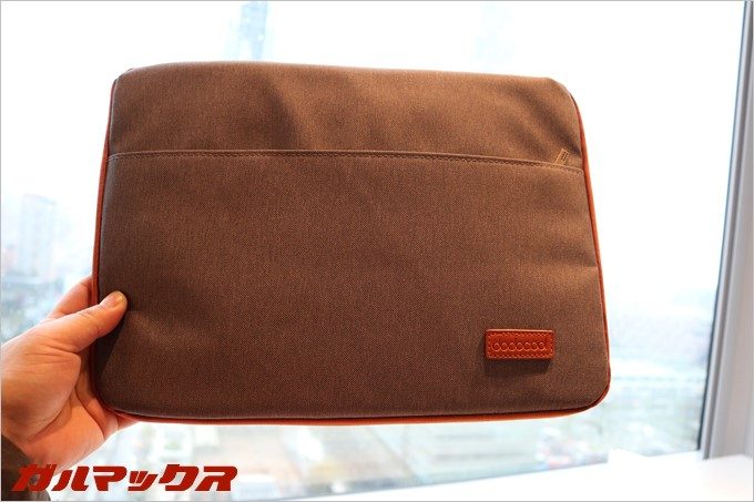 引っかかる部分が無くてカバンに放り込みやすいデザインです。