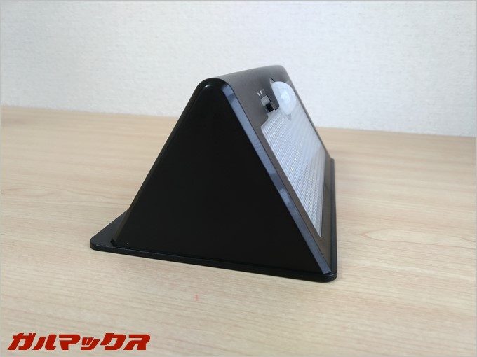 本体の形状は三角形で照射位置は調整できません