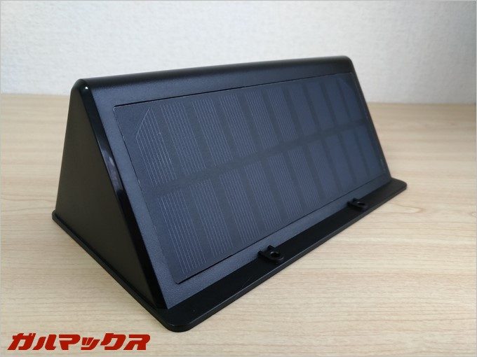 本体上部にはズラリとソーラーが並びます。電力は内蔵されているバッテリーで蓄える仕様。