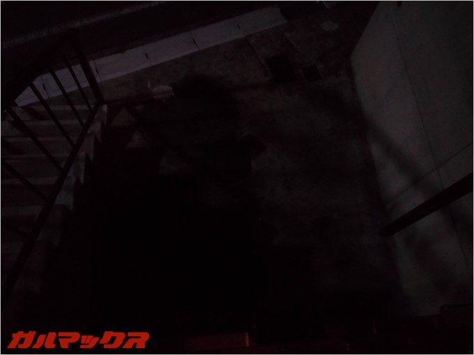 夜は真っ暗な家の駐車場