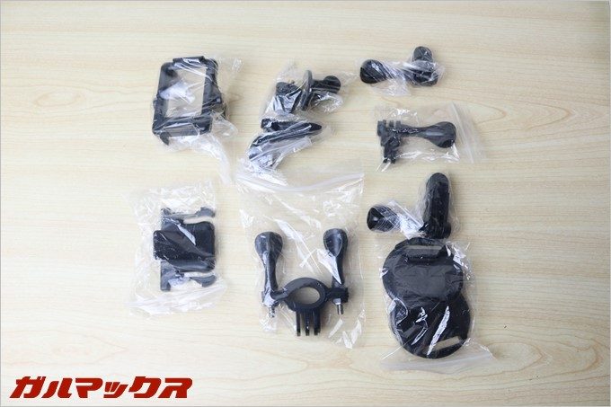 様々な箇所に取り付けるためのアタッチメントも山のように入っています。