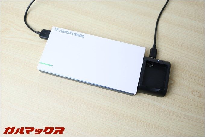 充電台はモバイルバッテリーからも充電できるのでかなり便利
