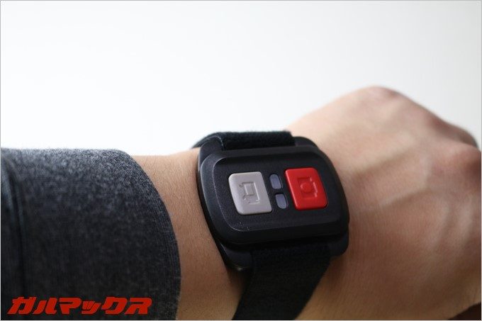 付属のリモコンはバンドを利用する事で腕時計の様に装着が可能です。