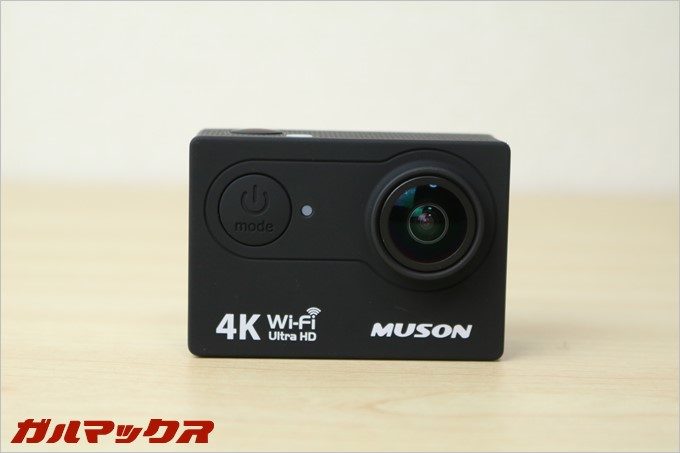 本体正面には4Kの文字。170°のカメラレンズは出っ張っています。正面に電源ボタンが備わっています。