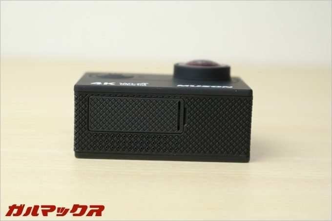 本体下部にはバッテリースロット。