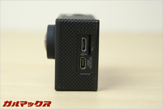 本体左側面には各種スロットが備わっています。