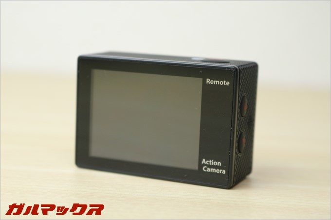 2インチの液晶はタッチパネルではなく画面横のボタンで操作するタイプ