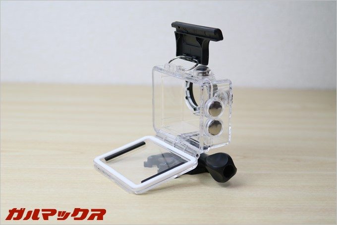 MC2に付属のケースは上部からパカリと開くタイプ。タッパーのストッパーみたいな感じ