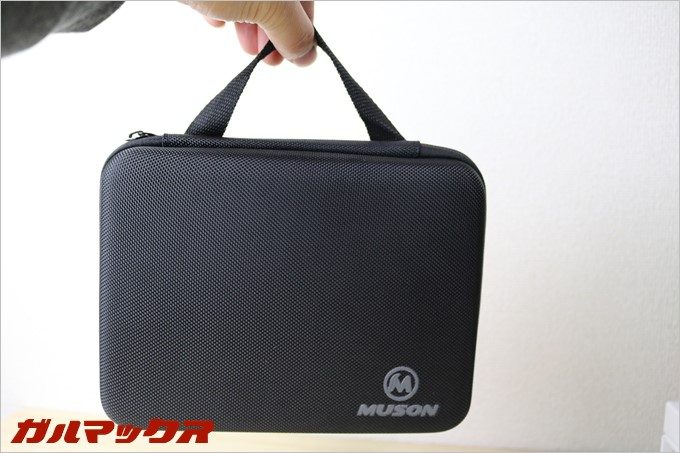 付属のケースは固いハードタイプです。