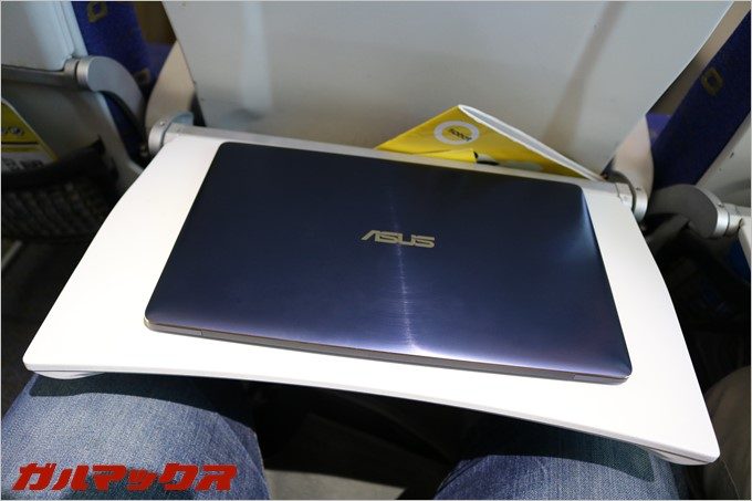 スクートはエコノミークラスでも余裕でPC作業が出来ます。