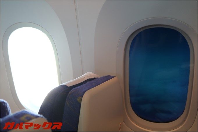 スクートの機体はボタン操作でガラスが黒くなります。光の反射を抑えてPC操作も快適!