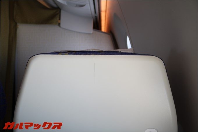 シートのヘッドレストは伸びます。