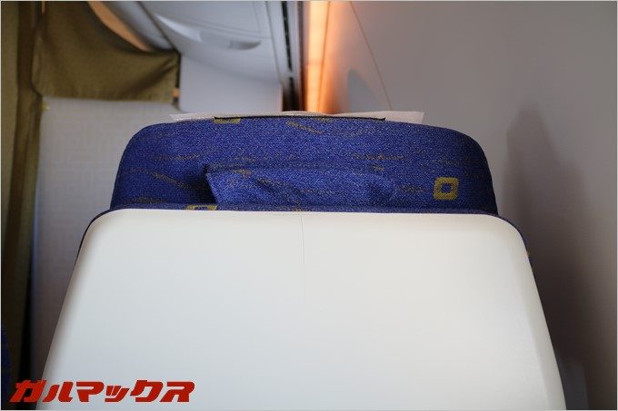 シートのヘッドレストが調整できるので背が高い方も快適。