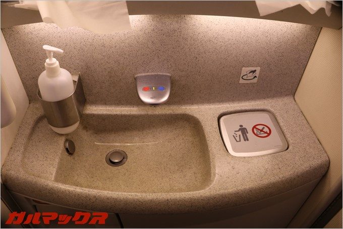 機内のトイレは清潔感が有るので女性の方も嬉しいんじゃないかな。