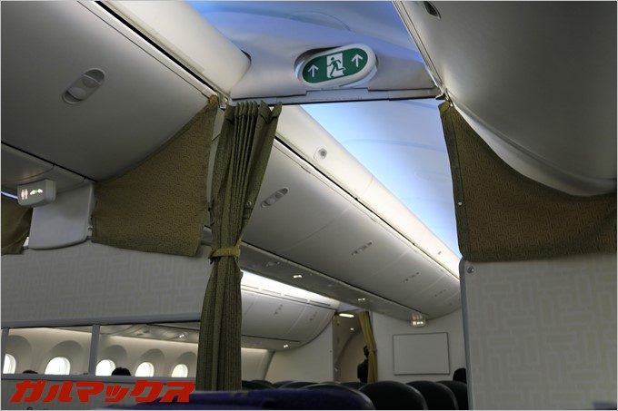 ボーイング787は大型機なので荷物の収納スペースも多く、通路に荷物が転がっていません。
