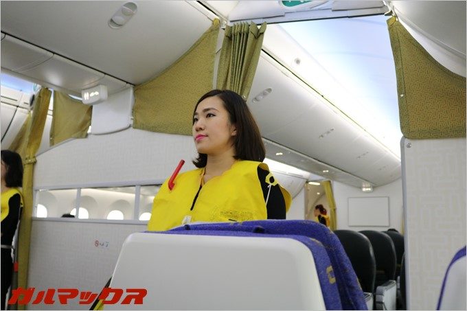 スクートのCAさんが救命胴衣の説明をはじめました。とにかくレガシーキャリアとの違いを感じません。