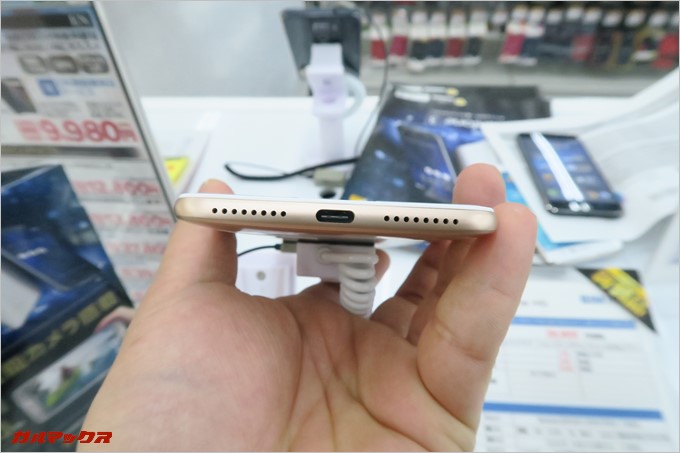 充電端子は裏表関係なしに差し込めるUSB-Type Cを採用