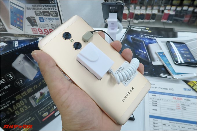 本体の背面は高品質なメタル素材。