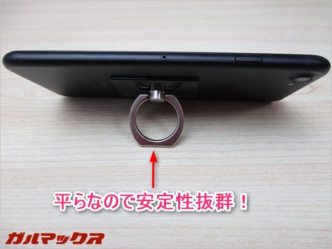 Finger Ringのリングは一部が平らにカットされている。