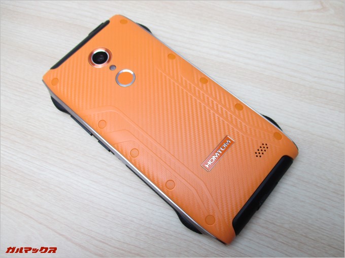 ネジ穴は専用のキャップで塞ぐ感じ