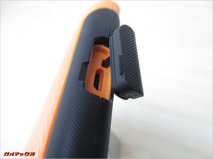 本体下部にはMicroUSB端子。