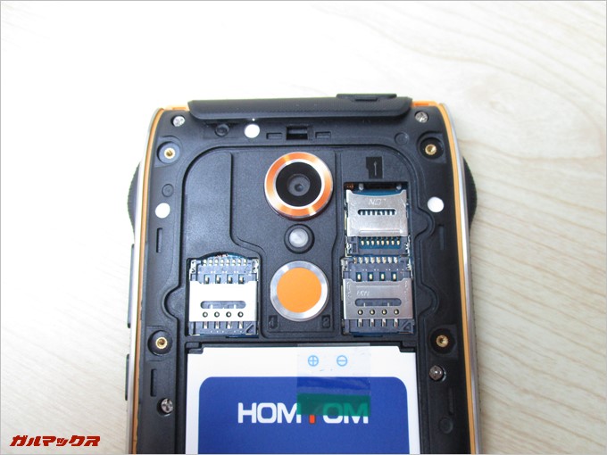 ゴムパッキンの下にSIMスロットが備わっています。