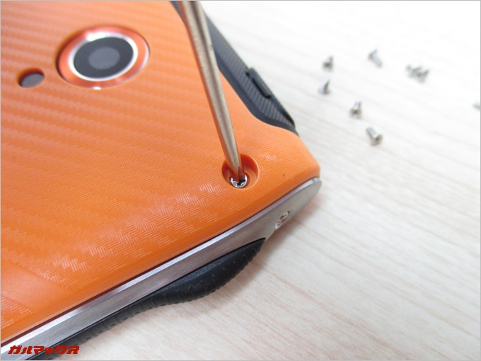 バックパネルはネジ止め式です。