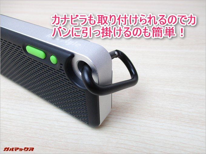 ストラップホールはカナビラも取り付けられる大きさです。