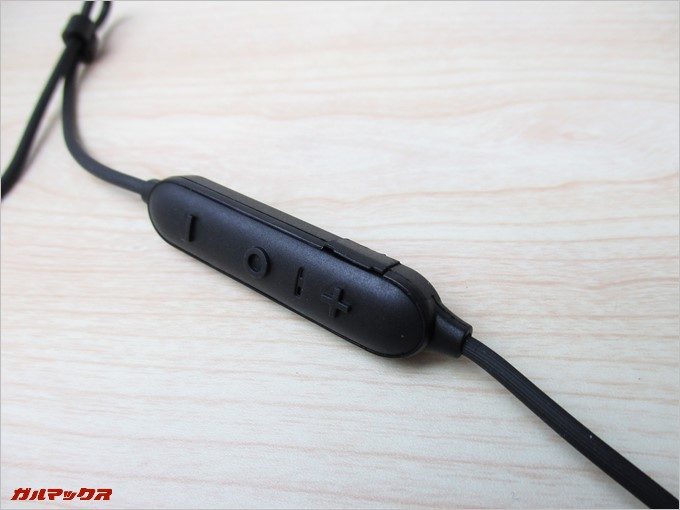 コントローラーは左側のイヤホンケーブルに付いています。