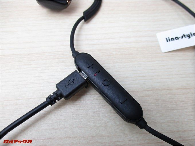 コントローラーに充電端子が付いているタイプ。